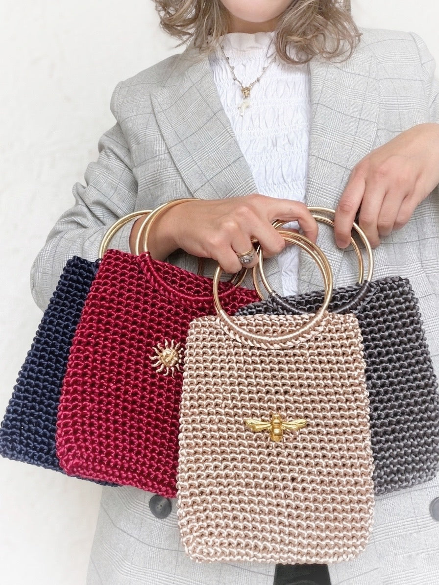 Cartera crochet argollas doradas