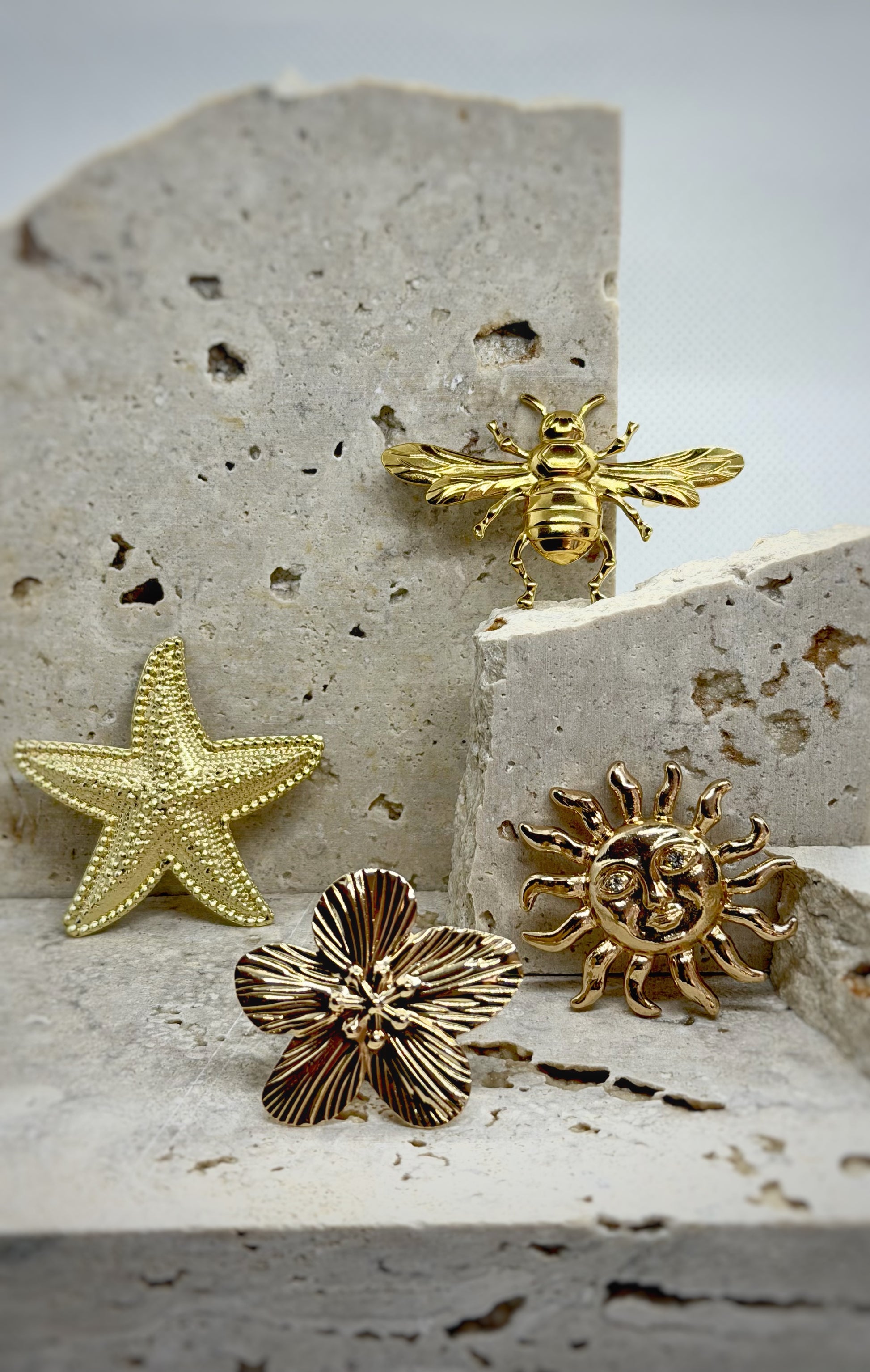 Detalle dorado a elección, pin con forma de abeja, estrella, flor y sol